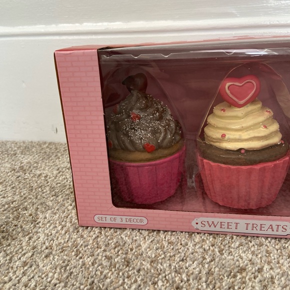 Sweet Treats Valentine's Day Decor Cupcakes NWT - Picture 2 of 6